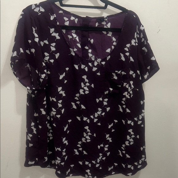 torrid Tops - torrid Plum Short Sleeve Scoop Neck Tee with White Leaf Print